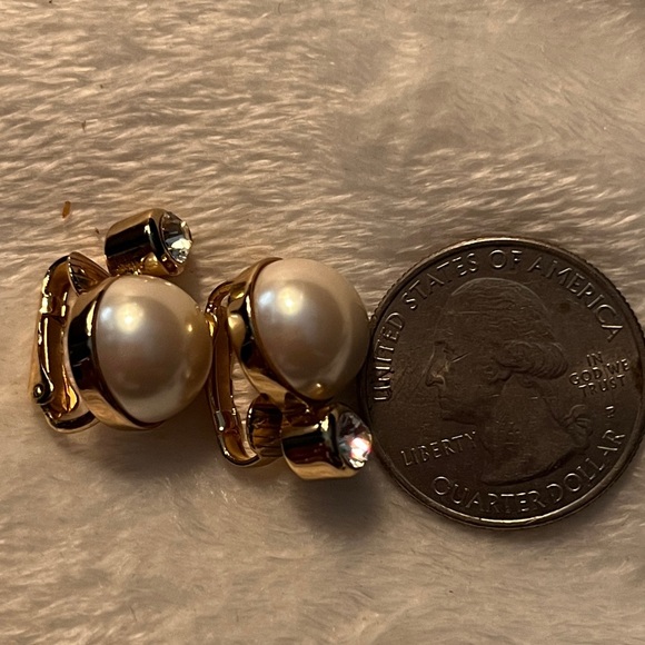Gorgeous Christian Dior Holiday Wedding Pearls Rhinestone Gold Clip-On Earrings - Picture 5 of 7